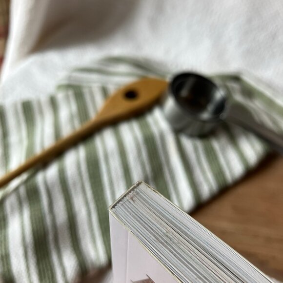 LIKE NEW - Amish Baking: Traditional Recipes for Bread, Cookies, Cakes, and Pies - Picture 9 of 10